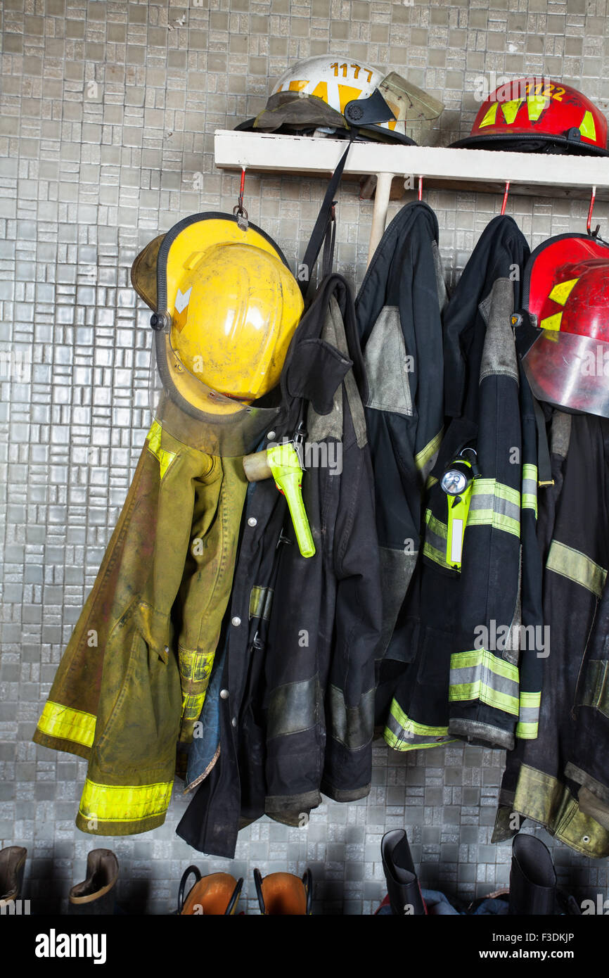 L'équipement de pompier organisées au poste d'incendie Banque D'Images
