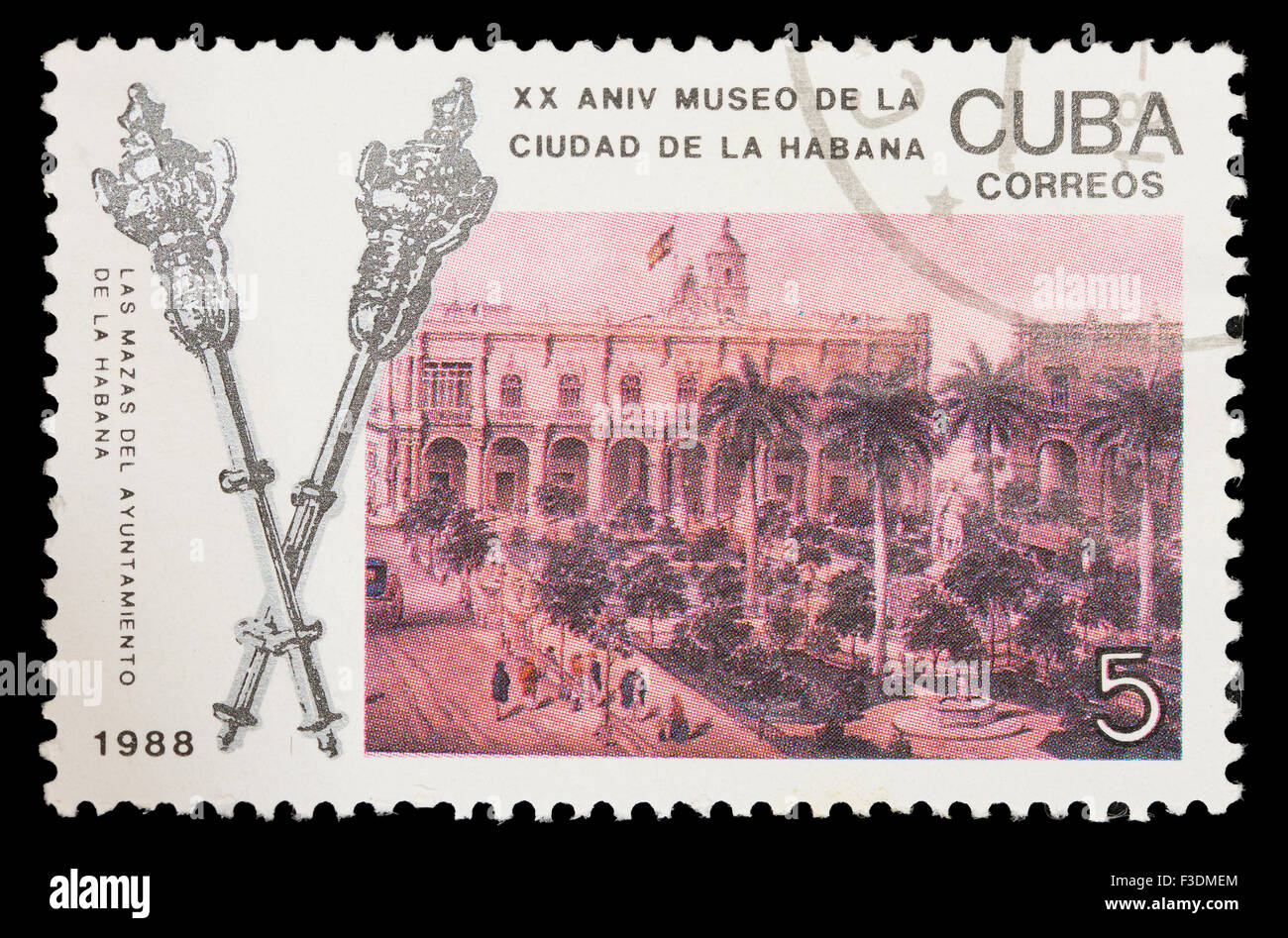 CUBA - circa 1988 : un timbre-poste imprimé en Cuba présente le musée de La Havane pour le XX anniversaire, vers 1988 Banque D'Images