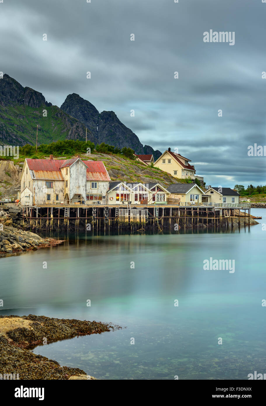 Henningsvær, village de pêcheurs situé sur plusieurs petites îles dans l'archipel des Lofoten, Norvège. Longue exposition. Banque D'Images
