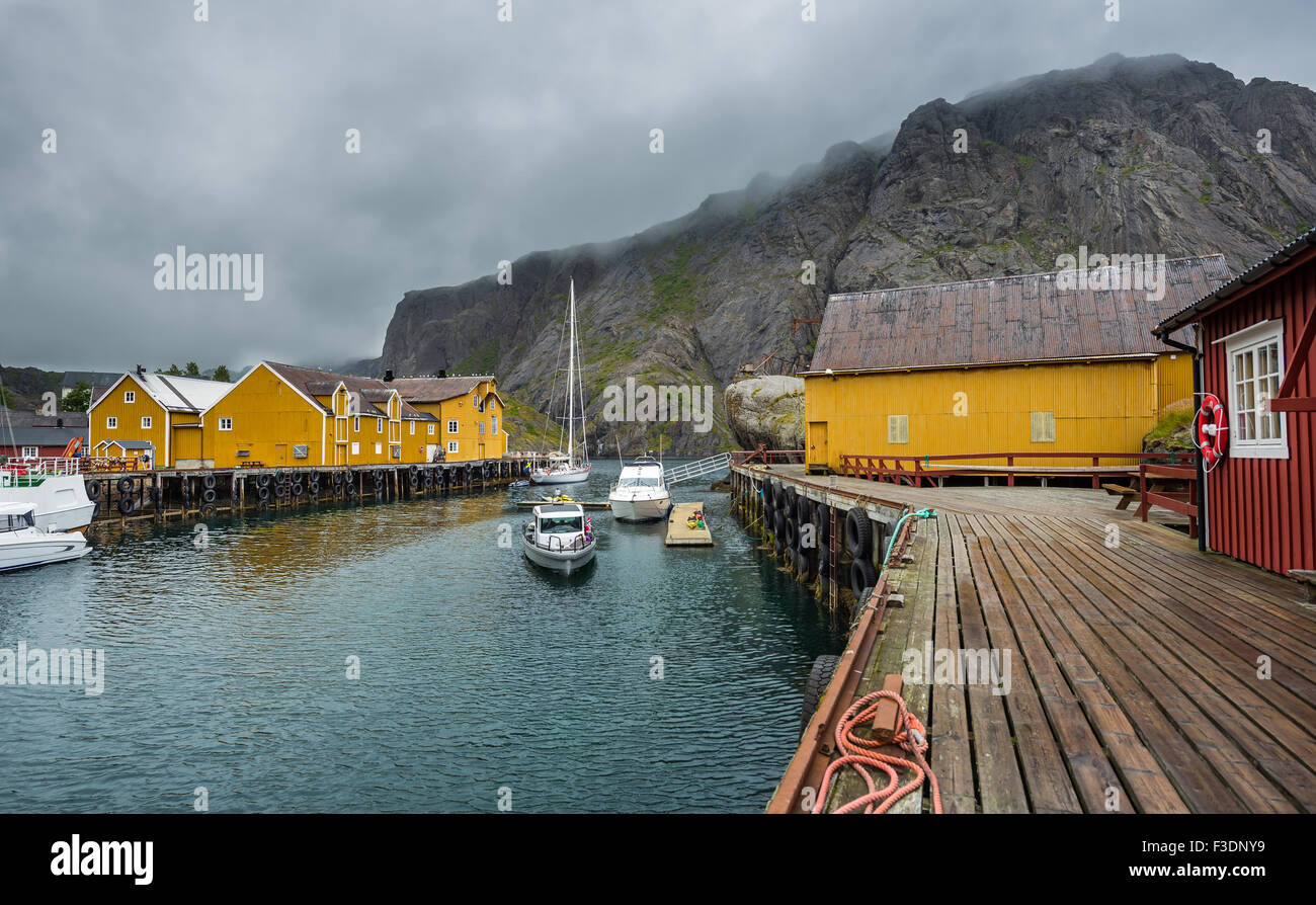 Destination touristique populaire et village de pêcheurs de Nusfjord sur les îles Lofoten, Norvège Banque D'Images