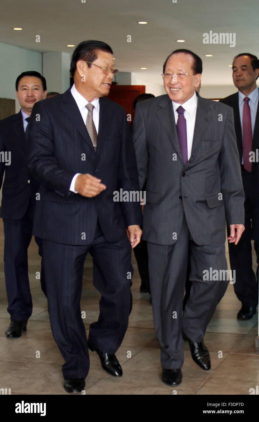 (151006) -- PHNOM PENH, 6 octobre 2015 (Xinhua) -- le ministre des Affaires étrangères cambodgien Hor Namhong (R) rencontre avec laotien Somsavat Lengsavad, vice-premier ministre en charge des affaires économiques, à Phnom Penh, Cambodge, 6 octobre 2015. Hor Namhong le mardi sur le Laos a appelé à mener de nouvelles études sur les impacts environnementaux d'un projet de barrage hydroélectrique de 260 mégawatts. (Xinhua/Sovannara) Banque D'Images