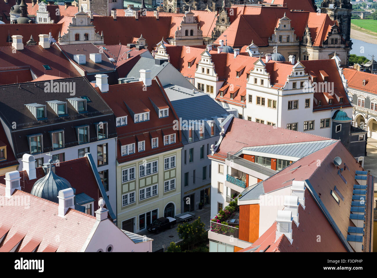 Vue aérienne de toits près de Residenzschloss ou du château de Dresde dans le centre historique, Dresde, Saxe, Allemagne Banque D'Images