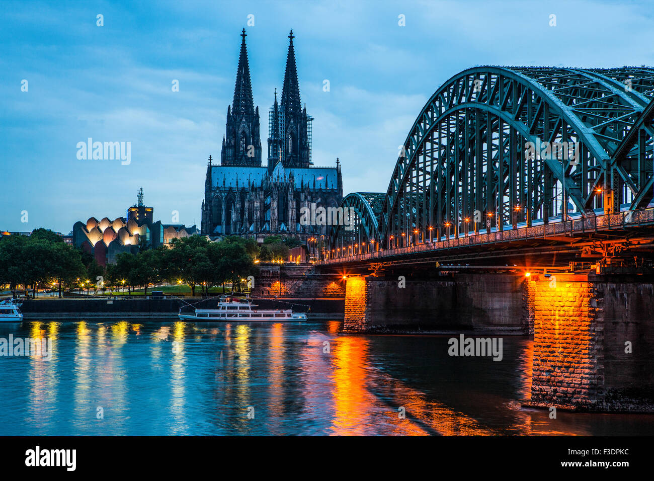 Pont Hohenzollern et de la cathédrale de Cologne sur le Rhin à nuit, Cologne, Allemagne Banque D'Images