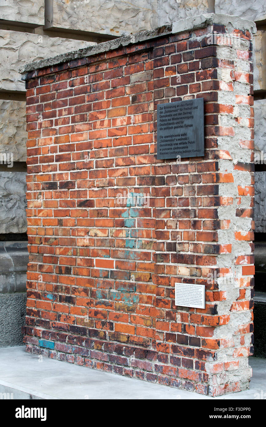 Plaque sur un morceau du mur, une fois au chantier naval de Gdansk, Bundestag, Berlin, Allemagne Banque D'Images