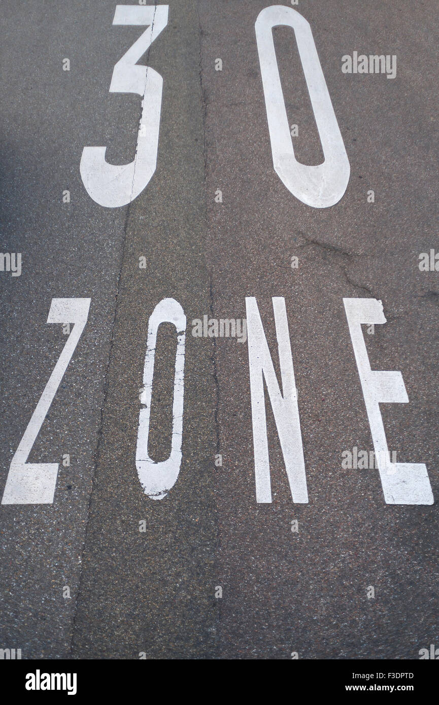 Zone 30 peint sur la route, Allemagne Banque D'Images