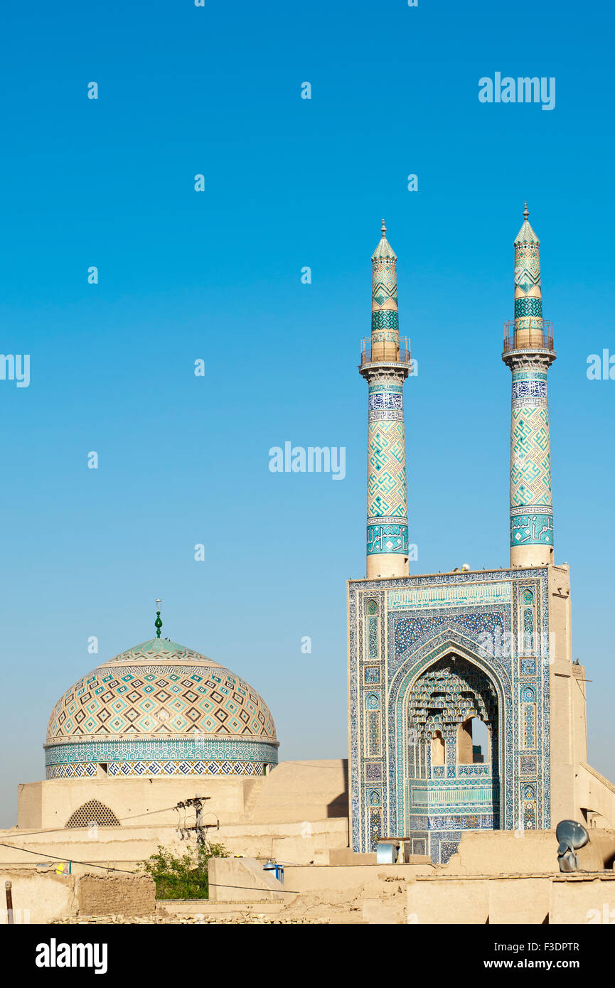 Dome et porche d'entrée avec double minaret, mosquée Jame ou Mosquée du Vendredi, Yazd, Iran Banque D'Images