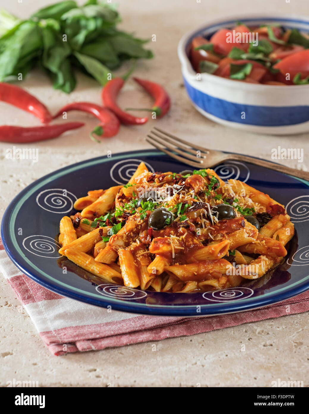 Penne all'Arrabbiata. Les pâtes en sauce tomate épicée. L'alimentation de l'Italie Banque D'Images