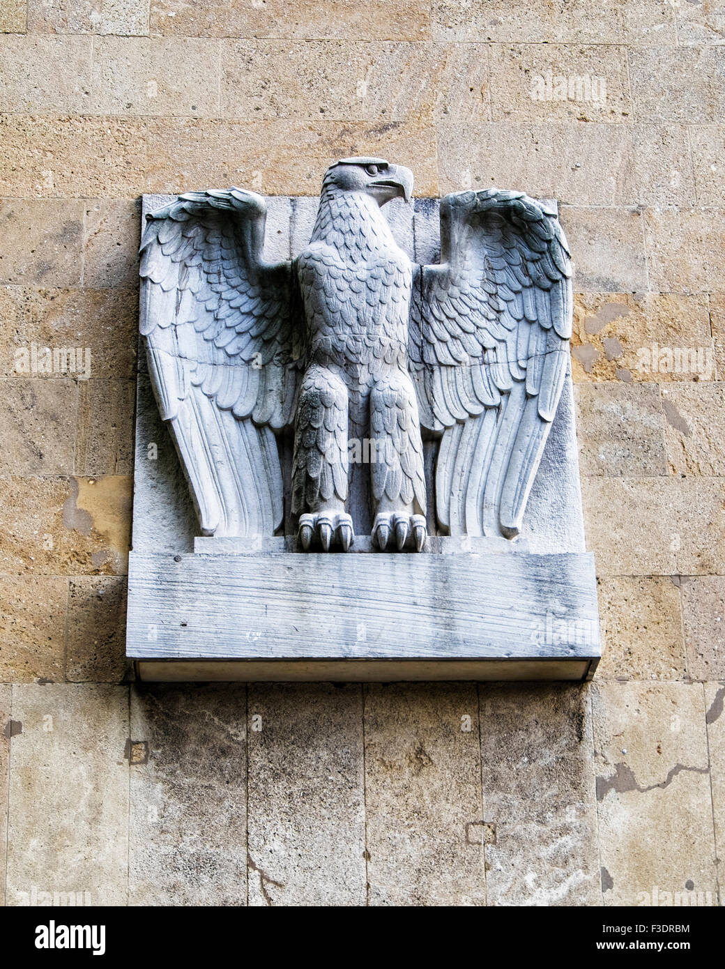 L'aéroport de Berlin Tempelhof, Flughafen - sculpture de pierre d'aigle aux ailes déployées de la RDA sur l'édifice de l'aéroport Banque D'Images