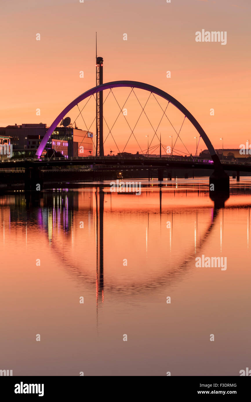 Le Clyde Arc reflète dans la rivière Clyde au coucher du soleil, Glasgow, Écosse, Royaume-Uni Banque D'Images
