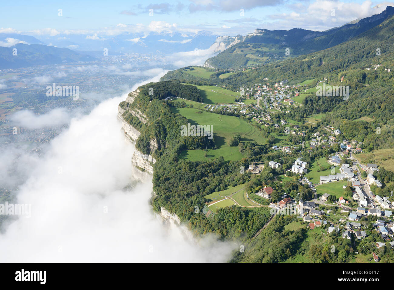 VUE AÉRIENNE.Village au sommet d'une falaise au-dessus d'une ceinture de  nuages accrochés à des falaises vertigineuses.Saint-Hilaire-du-Touvet,  Isère, Auvergne-Rhône-Alpes, France Photo Stock - Alamy