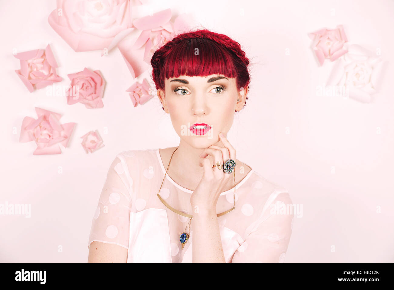 Fille aux cheveux rouge romantique magnifiquement dans un studio contemporain Banque D'Images