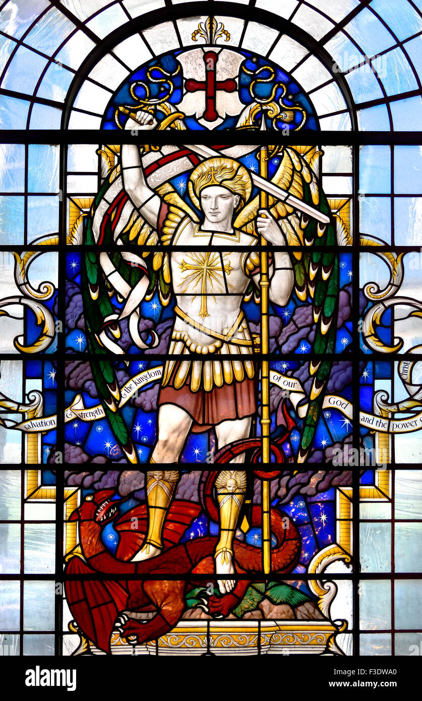 Londres, Angleterre, Royaume-Uni. Église de St Lawrence Jewry next Guildhall - vitrail : St Michel et le dragon Banque D'Images