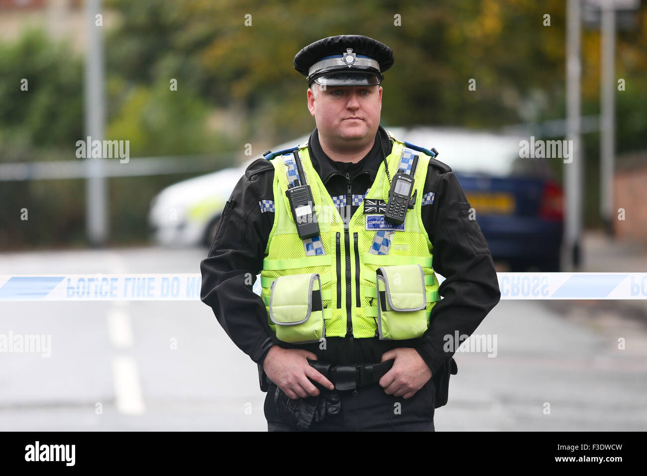 La garde de la police sur les lieux d'un meurtre à Leeds, West Yorkshire, le 6 octobre 2015. Ils ont appelé la police à Moorfield Avenue à Armley, Leeds, UK, tard hier soir. Les agents ont inspecté la zone et trouvé un homme de 27 ans à l'arrière terrasse Moorfield. Bien que les ambulanciers traités l'homme, il a été déclaré mort sur les lieux. Un homme de 43 ans a été arrêté, soupçonné de meurtre et est actuellement en détention. Ian Hinchliffe /Alamy Live News Banque D'Images