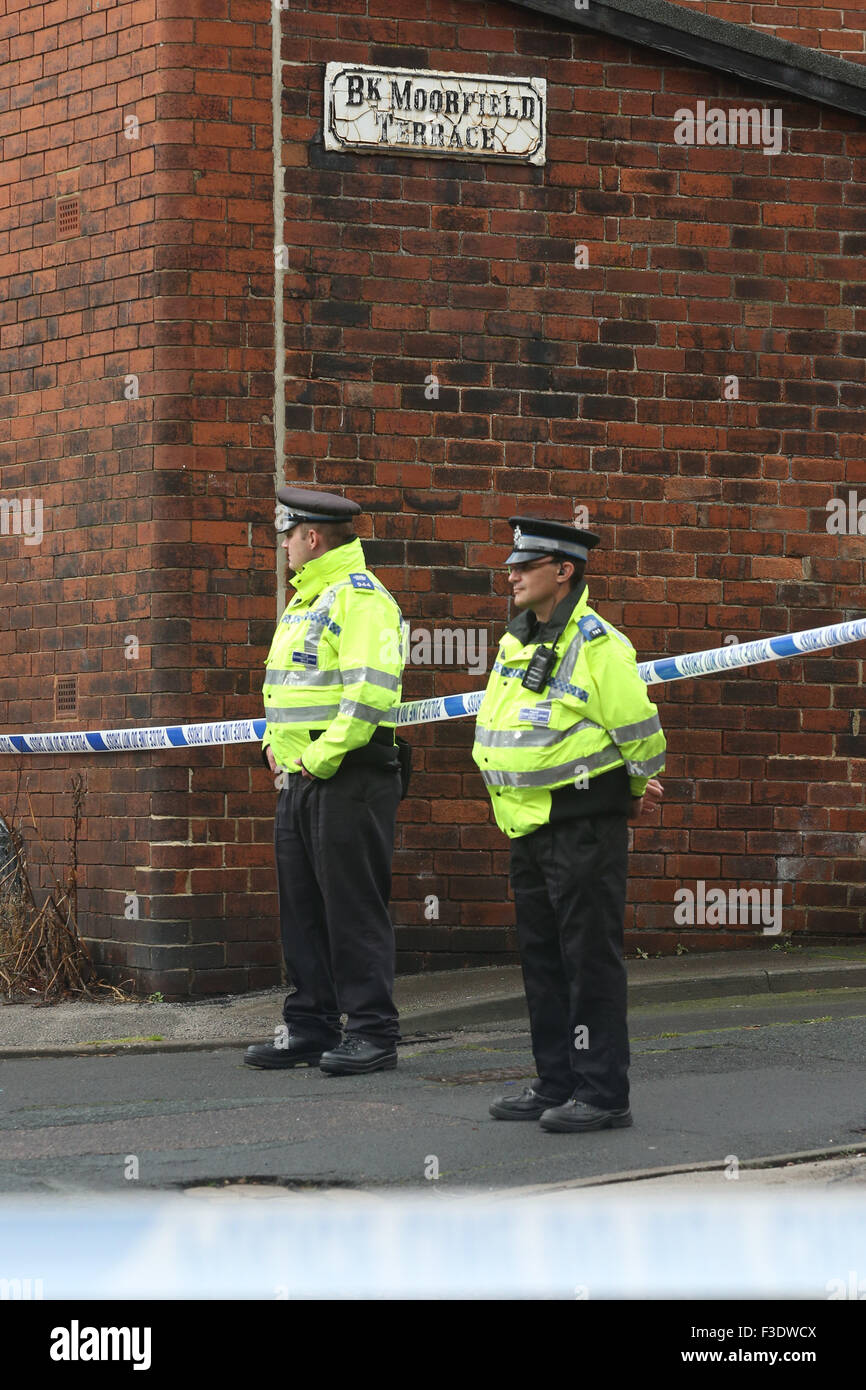 Leeds, Yorkshire, UK. 6 octobre, 2015. La garde de la police sur les lieux d'un meurtre à Leeds, West Yorkshire, le 6 octobre 2015. Ils ont appelé la police à Moorfield Avenue à Armley, Leeds, UK, tard hier soir. Les agents ont inspecté la zone et trouvé un homme de 27 ans à l'arrière terrasse Moorfield. Bien que les ambulanciers traités l'homme, il a été déclaré mort sur les lieux. Un homme de 43 ans a été arrêté, soupçonné de meurtre et est actuellement en détention. Ian Hinchliffe /Alamy Live News Banque D'Images