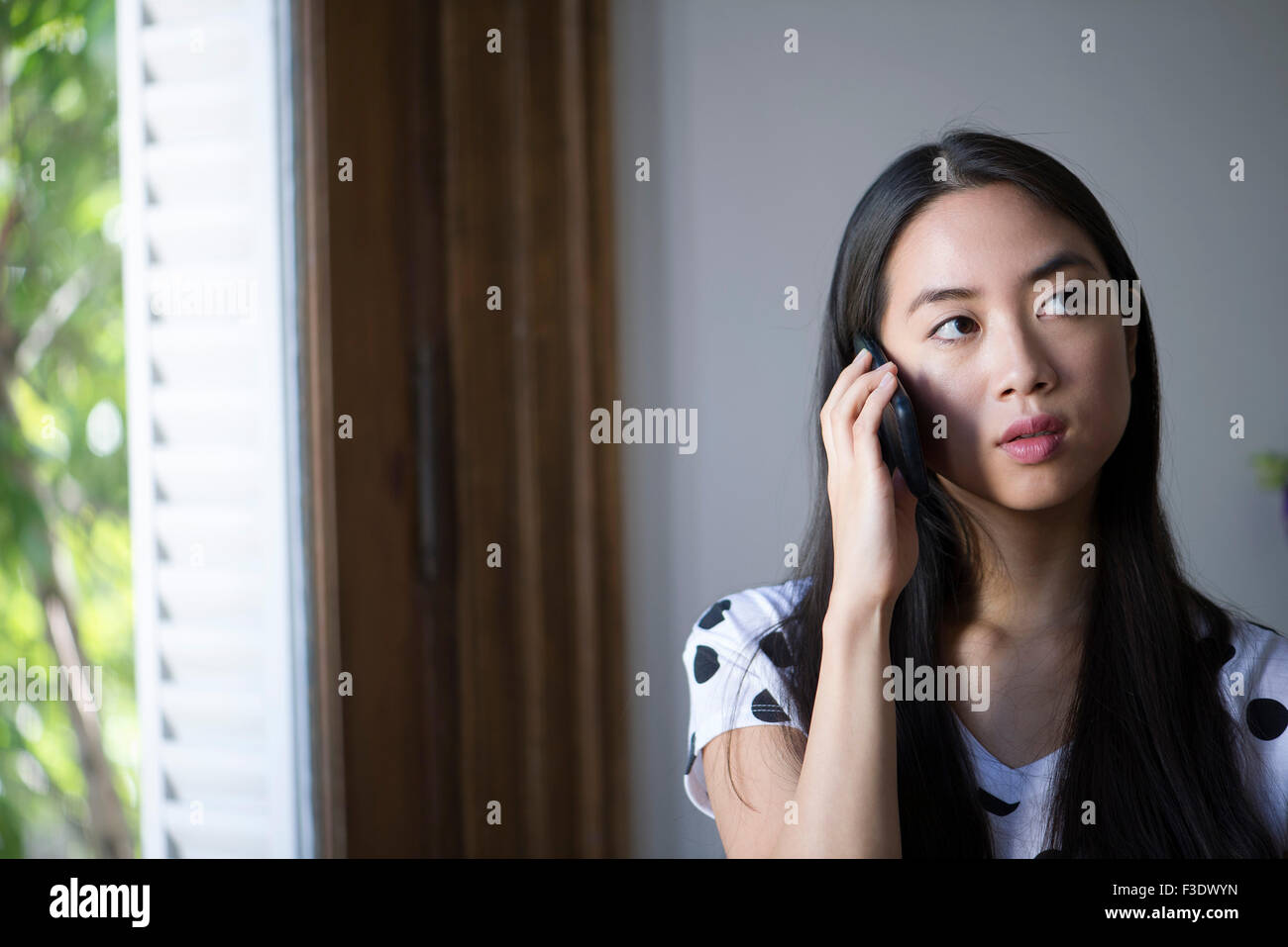 Young woman using cell phone Banque D'Images