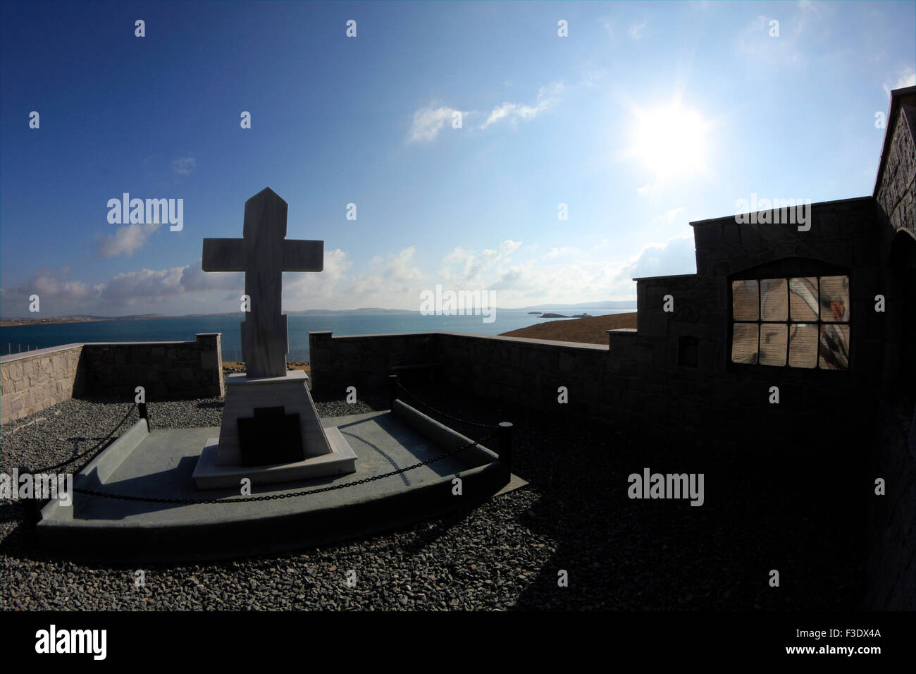 Un mur en pierre définit le périmètre de l'Russo-Kozak Memorial. St.Nicholas islet visible en arrière-plan de Moudros du golfe. Lemnos Banque D'Images