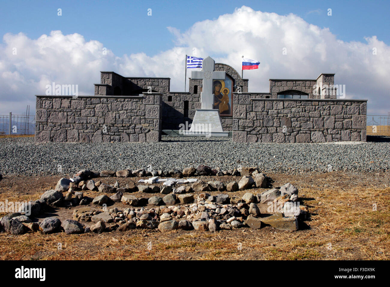 Le Russian-Kozak Memorial et son mur en pierre périmétrique détails architecturaux. Punta hill, Limnos island, Grèce Banque D'Images