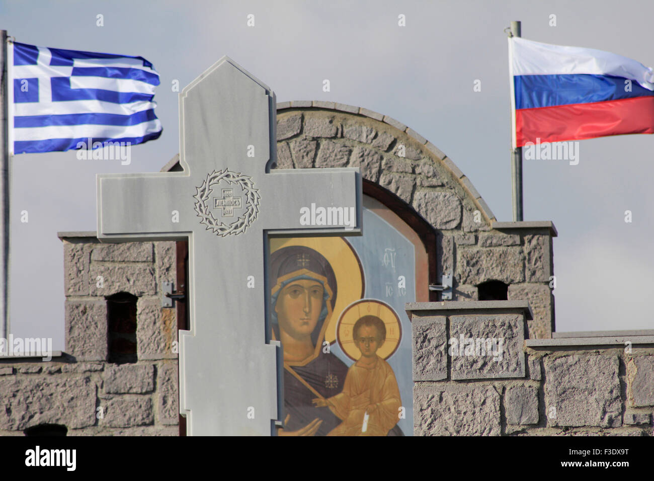 Gros plan de l'Russian-Kozak avec memorial Theotokos de Smolensk, entouré par un mur en pierre et les drapeaux sur la colline du Cap Punta. Banque D'Images