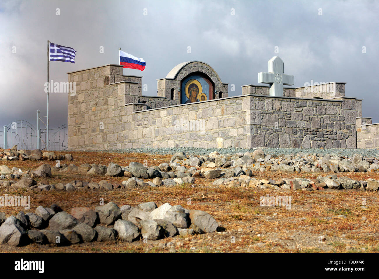 À l'est vue de côté de l'Russian-Kozak Memorial et son mur en pierre périmétrique détails architecturaux sur Punta's Hill, Limnos. Banque D'Images