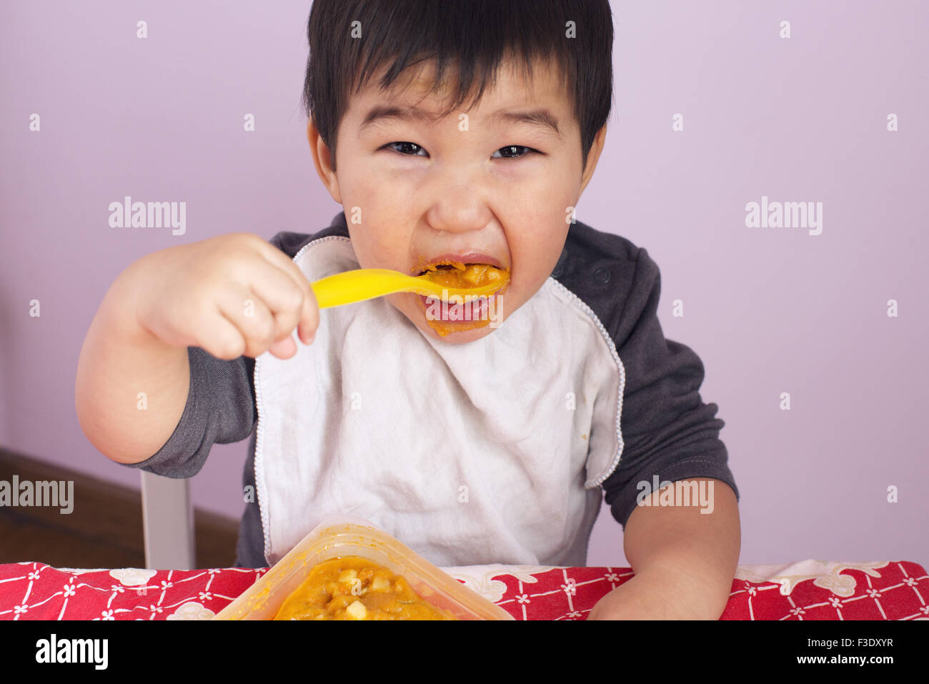 Se nourrir bébé avec une cuillère Banque D'Images
