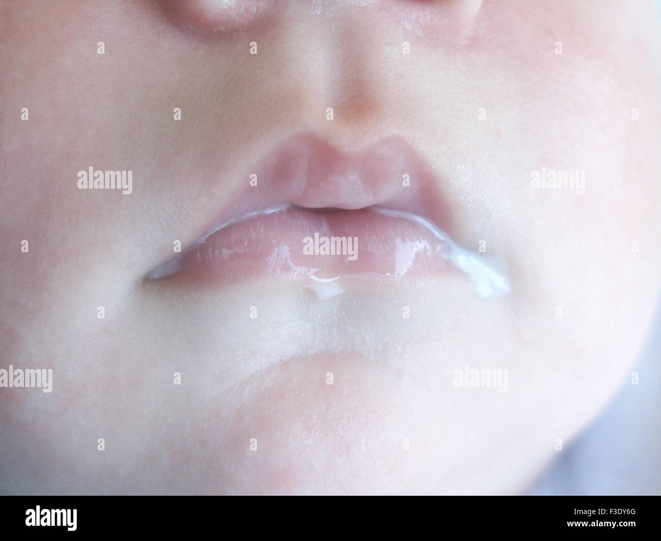 Close Up De La Bouche De Bebe De Bave Photo Stock Alamy
