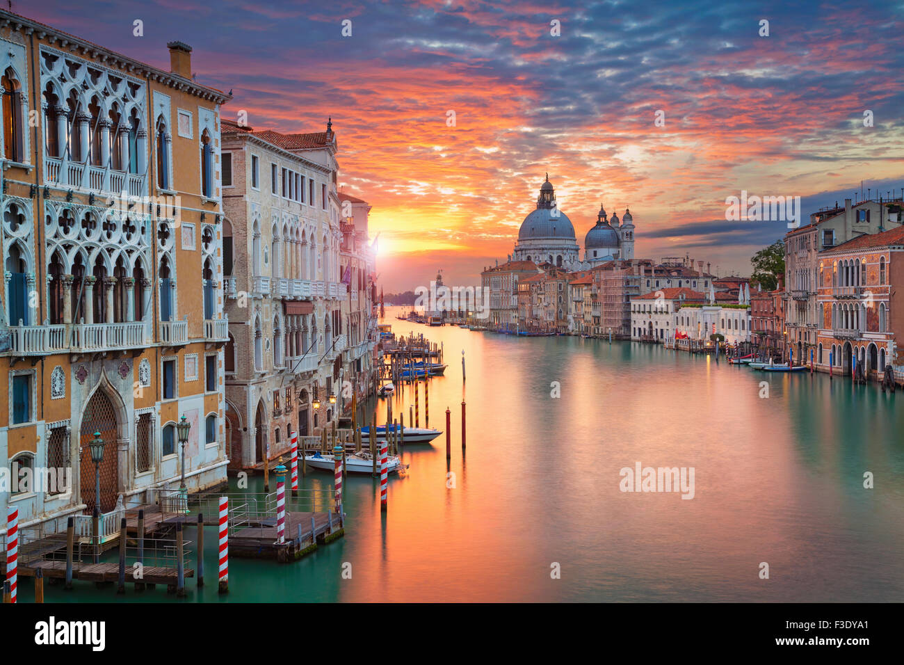 Venise. Image du Grand Canal à Venise, avec la Basilique Santa Maria della Salute en arrière-plan. Banque D'Images