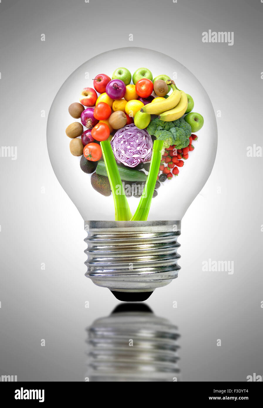 Ingrédients de fruits et légumes à l'intérieur d'une ampoule électrique Banque D'Images