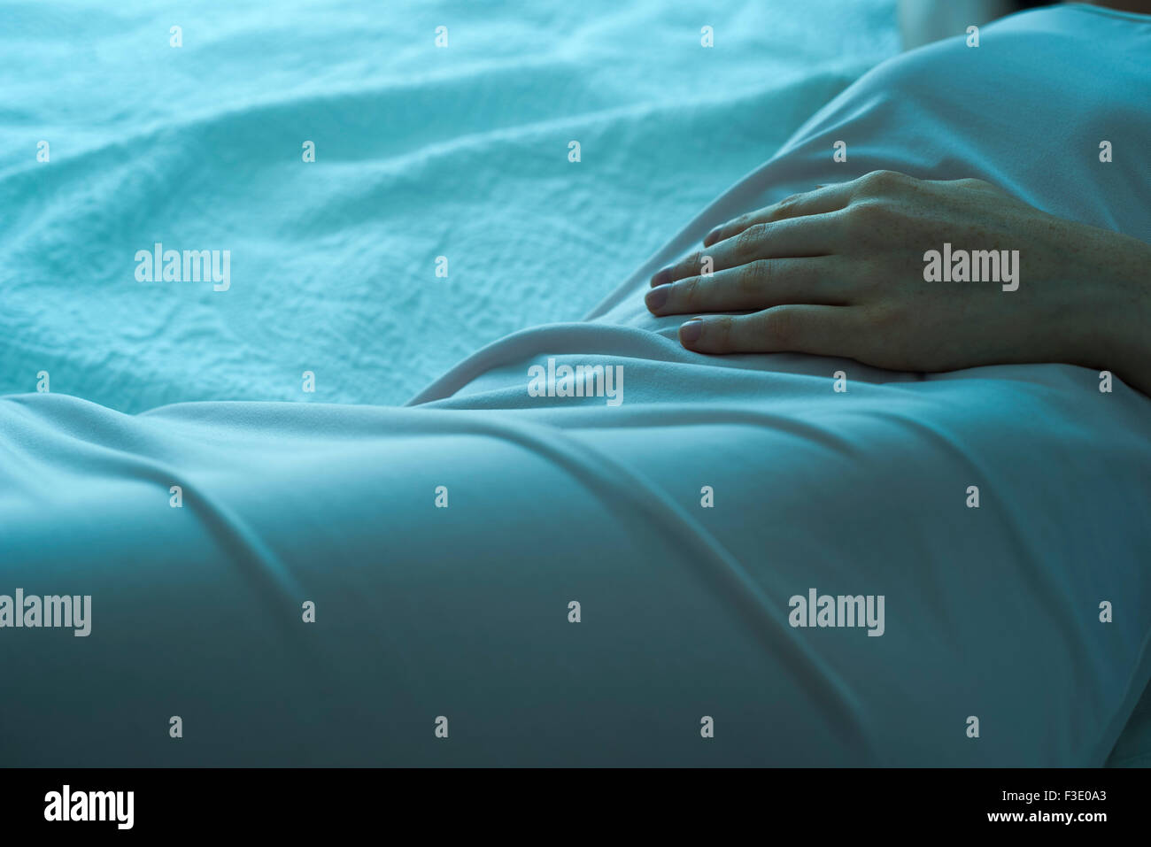 Femme couchée sur le ventre Banque de photographies et d’images à haute résolution Alamy