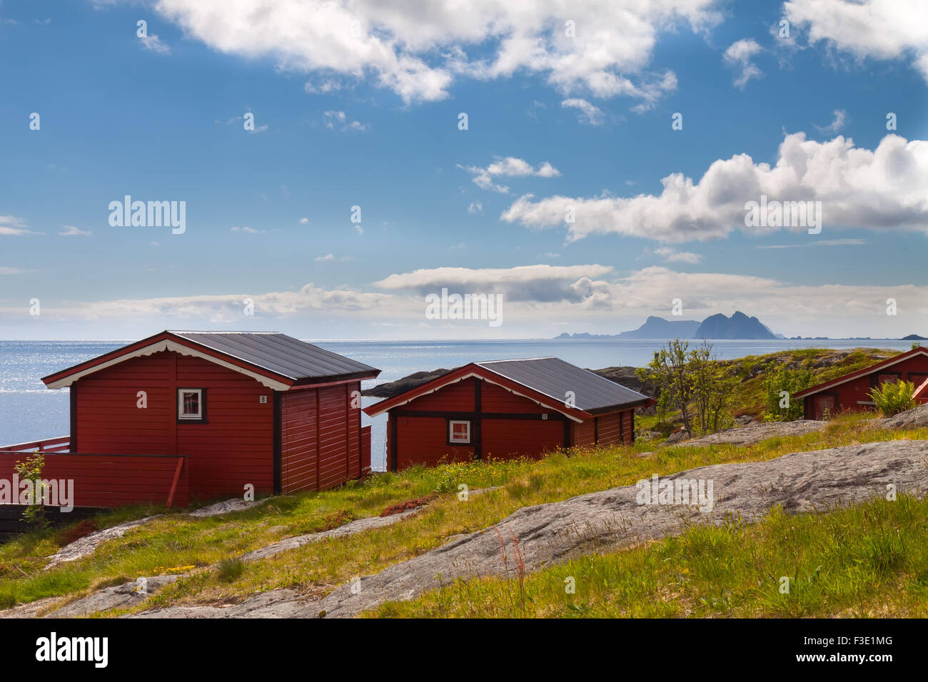 Cabane de pêcheurs typique rouge rorbu dans ville de Svolvær Banque D'Images