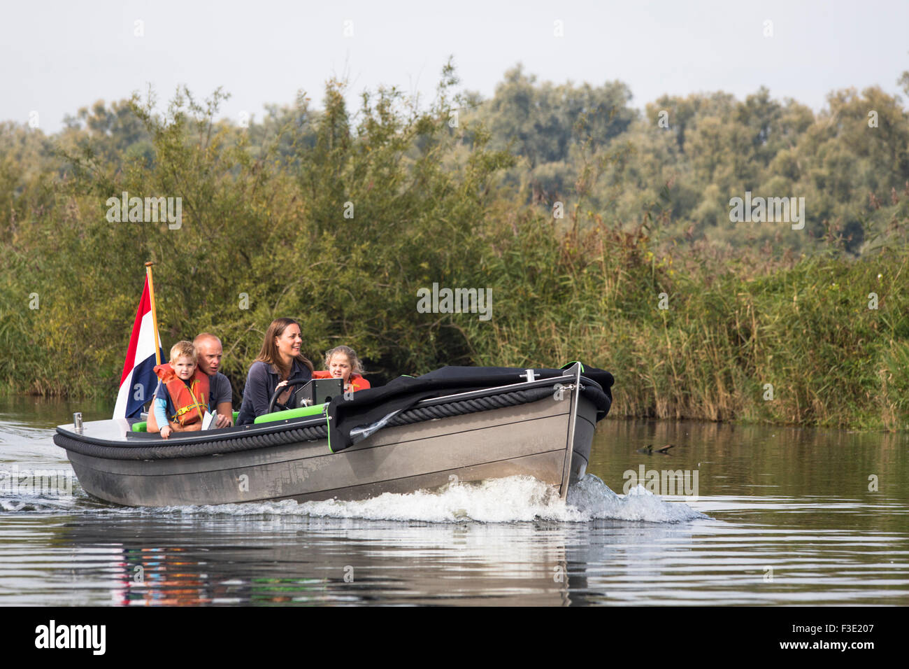 Jeune famille voile a louer bateau dans le parc national Biesbosch', 'zone humide zone natura 2000 aux Pays-Bas Banque D'Images