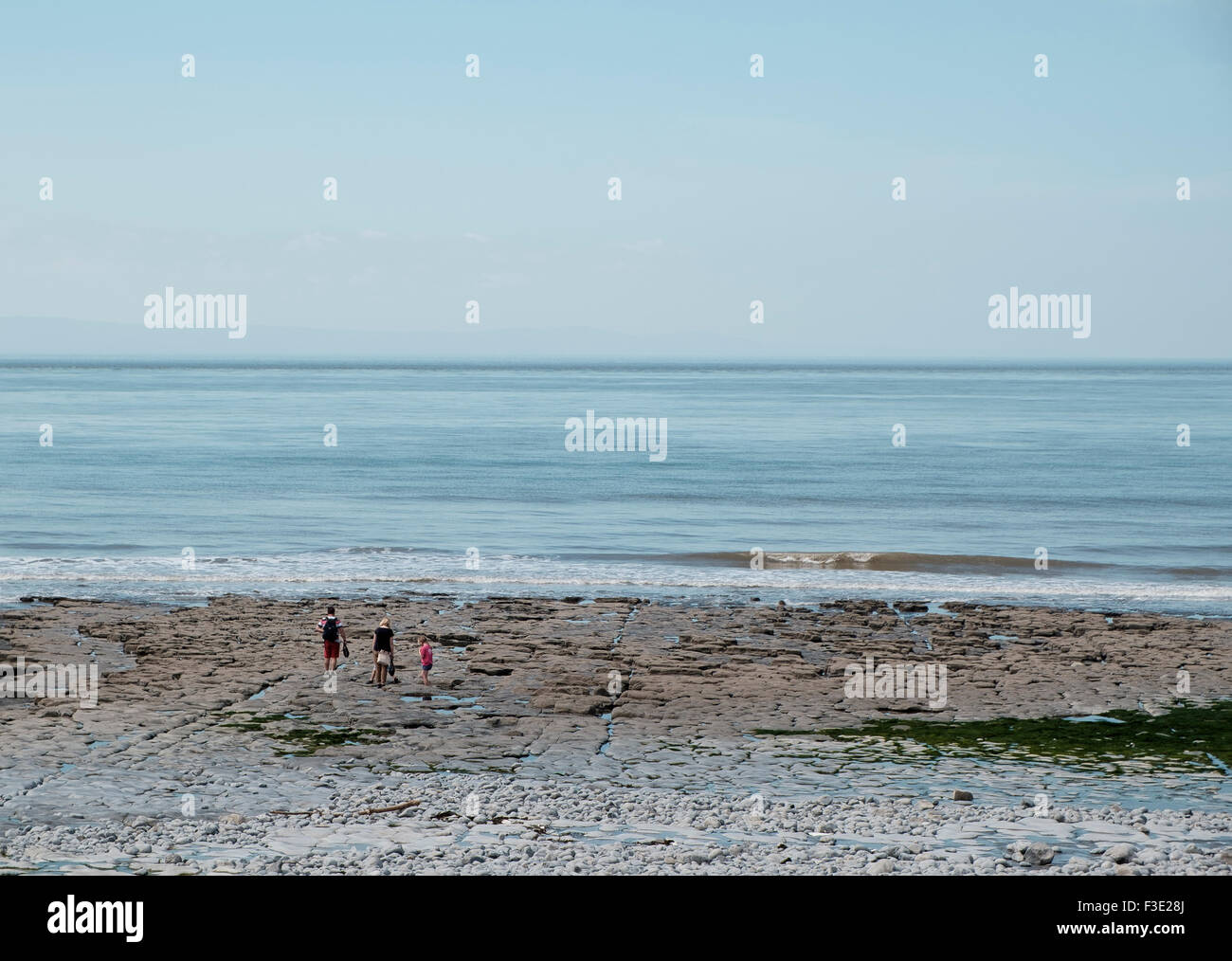 Une famille à la découverte des rochers sur la plage à Monknash sur la côte du Glamorgan Banque D'Images