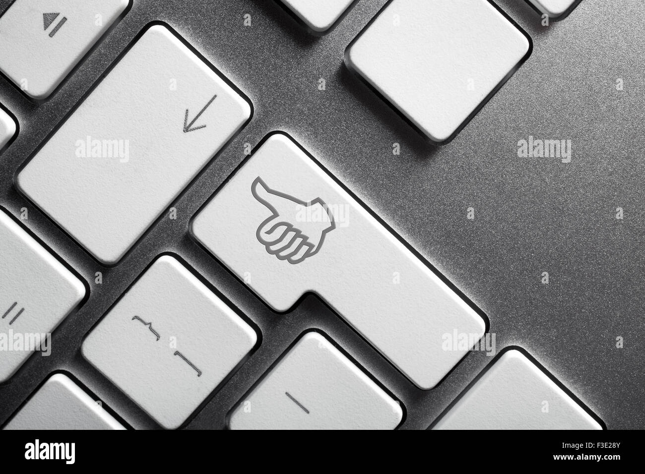 Close up d'un clavier avec une main d'un geste sur la touche Entrée Banque D'Images