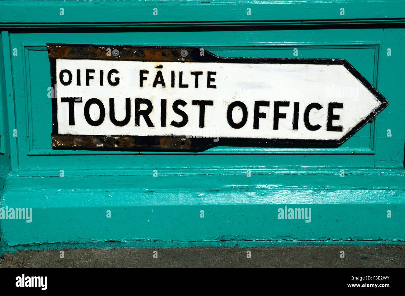 Office de tourisme inscription en anglais et en gaélique du comté de Clare, Irlande Liscannor Banque D'Images