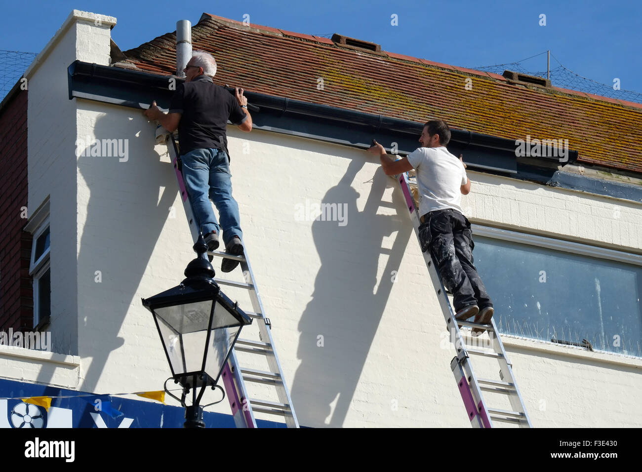 Remplacer l'article hommes de chambre gouttière. Banque D'Images