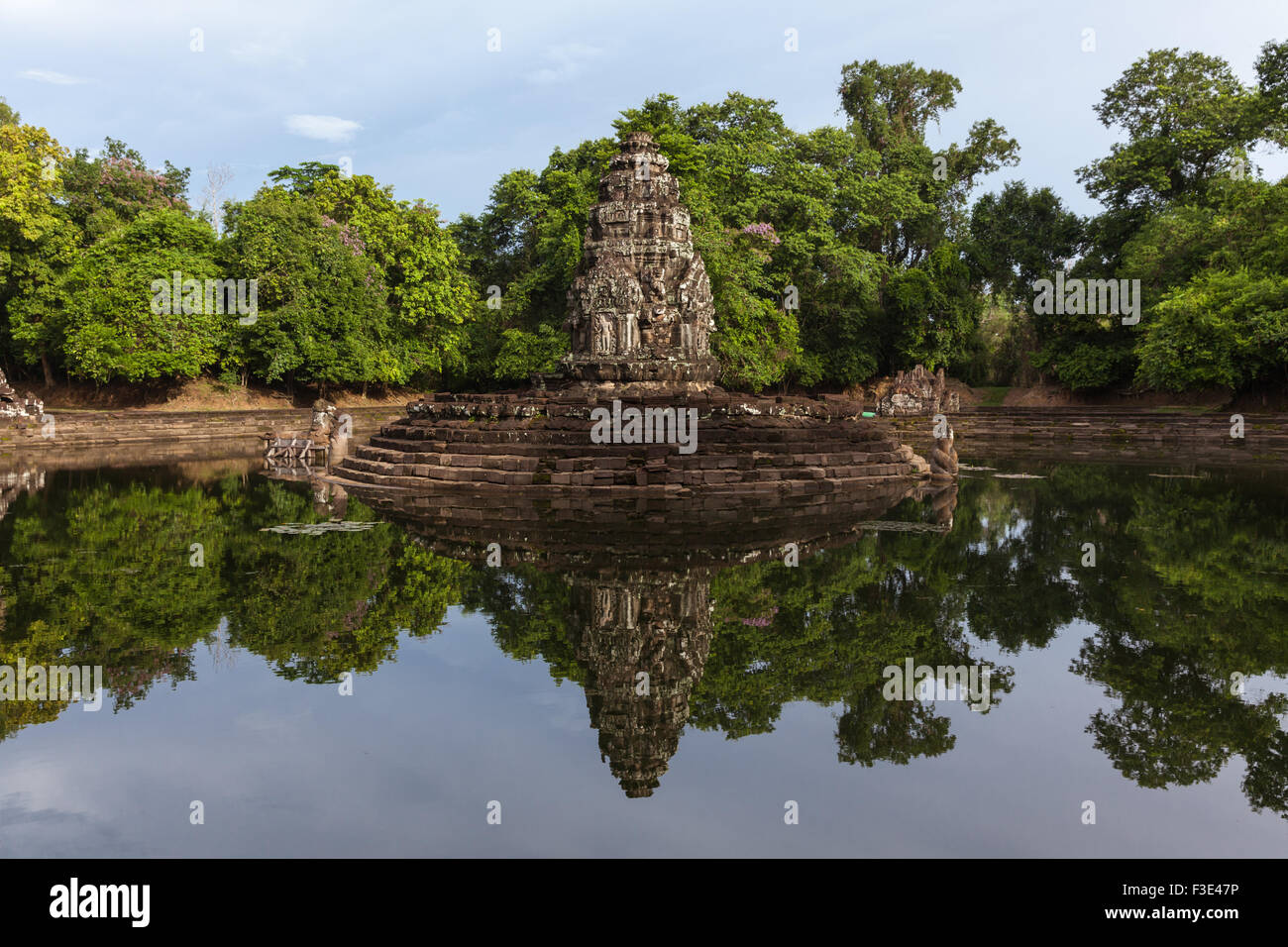 Les ruines de Neak Pean Temple bouddhiste au parc historique d'Angkor, Siem Ream, Cambodge. Banque D'Images