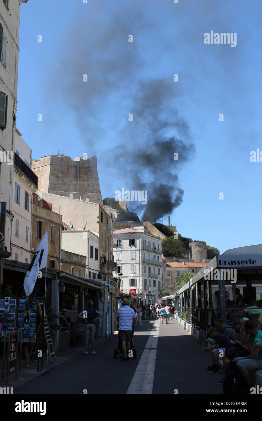 Corse,Bonifacio un feu dans la vieille ville historique Banque D'Images