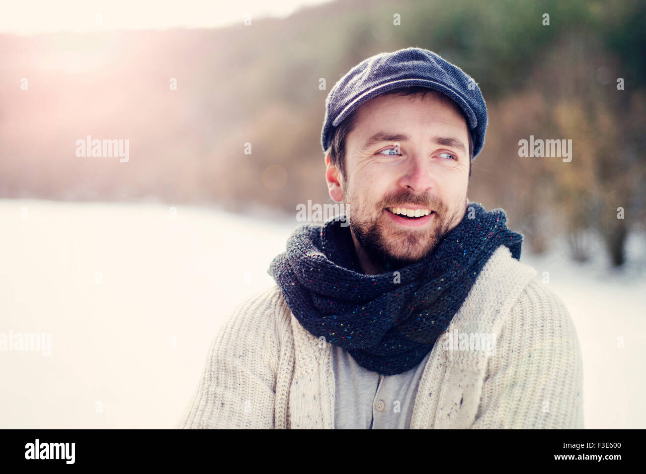 Beau jeune homme avec chandail de laine Banque de photographies et d