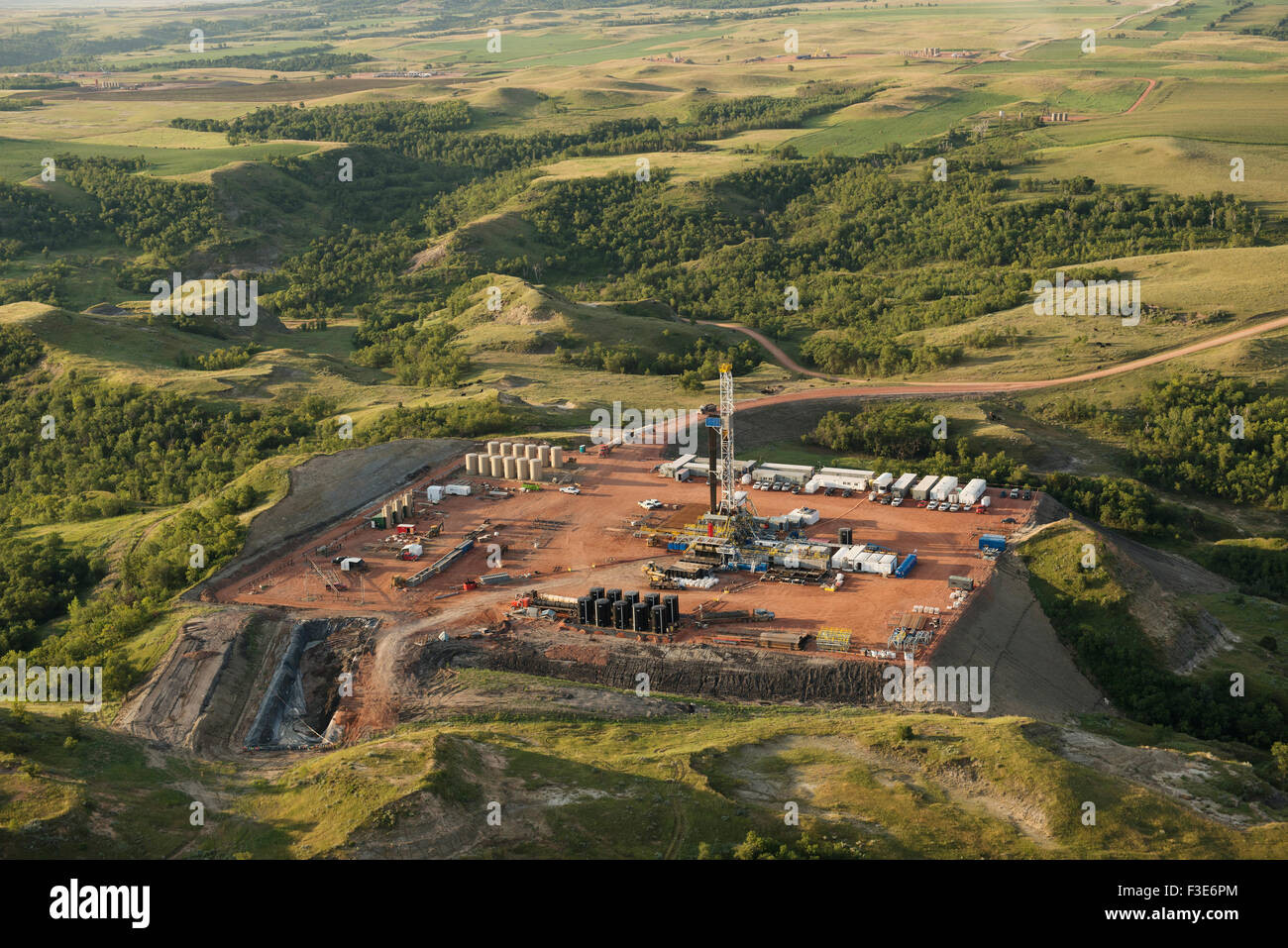 Le développement de l'huile dans la Formation de Bakken, parmi les escarpements de la petite rivière Missouri, dans le Dakota du Nord. Banque D'Images