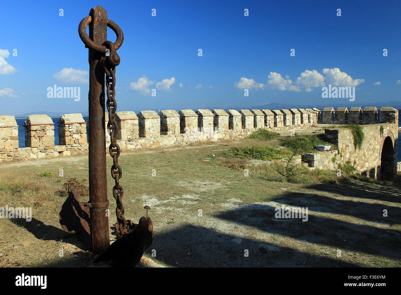 Ancre de bateau dans l'île de Ténédos Château Bozcaada, Canakkale, Turquie. Banque D'Images