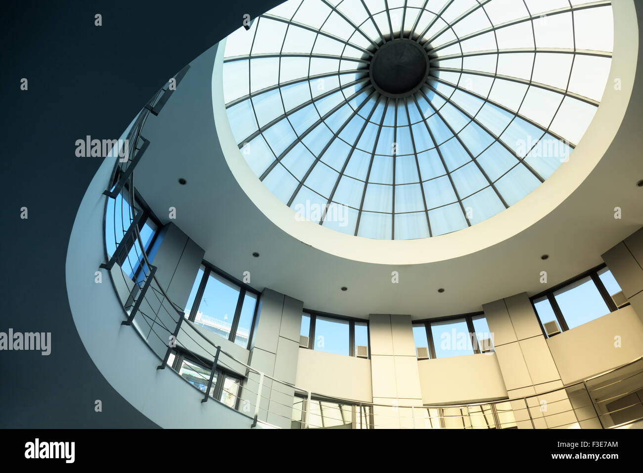 Dôme en verre circulaire Banque de photographies et d'images à haute  résolution - Alamy