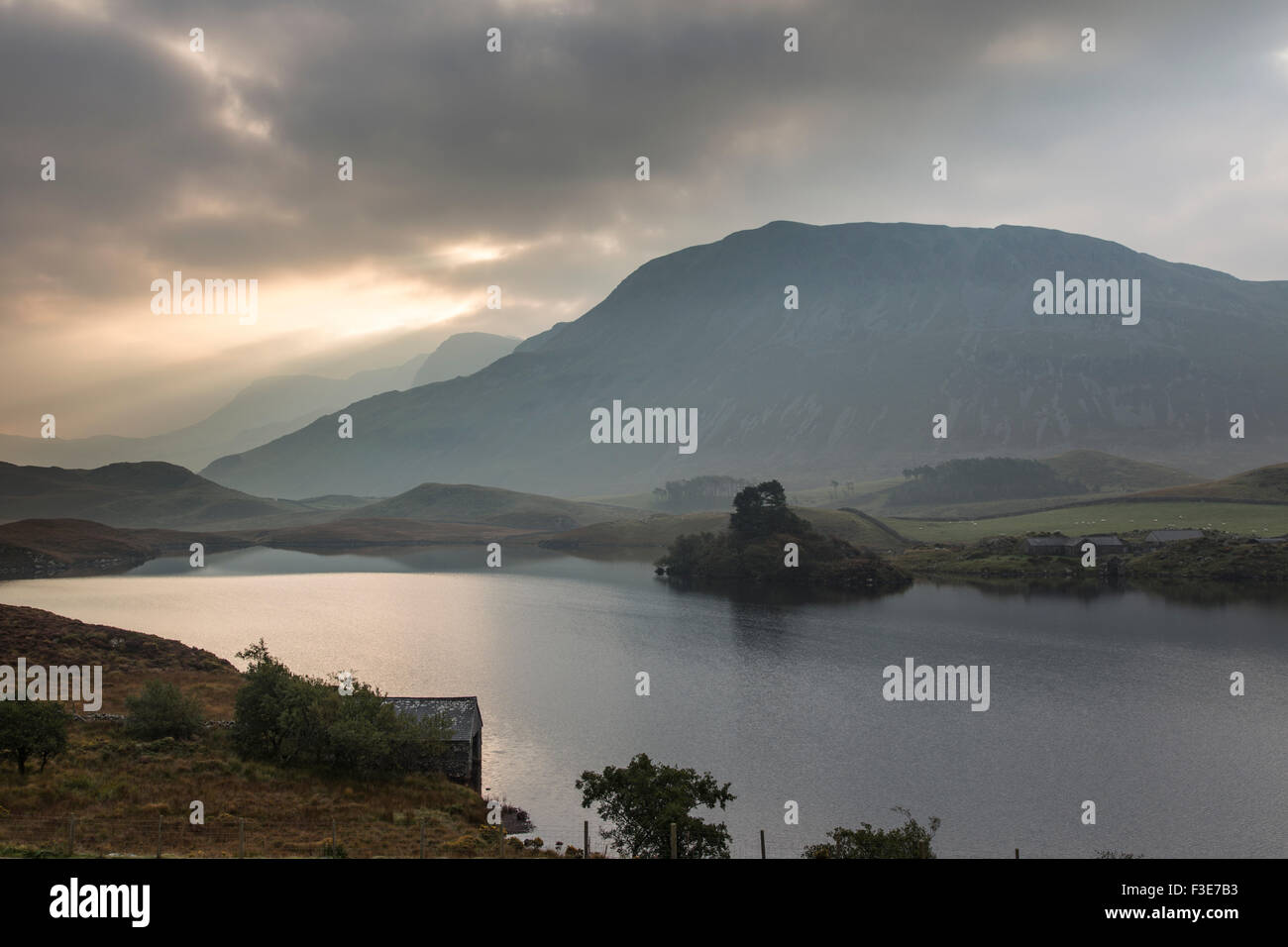 L'aube sur Cregennan les lacs et la montagne Cader Idris lointain, Gwynedd, Parc National de Snowdonia, le Nord du Pays de Galles, Royaume-Uni Banque D'Images