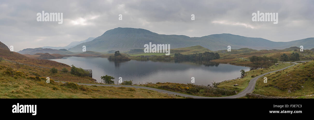 Panorama de l'aube sur Cregennan les lacs et la montagne Cader Idris lointain, Gwynedd, Parc National de Snowdonia, le Nord du Pays de Galles, Royaume-Uni Banque D'Images