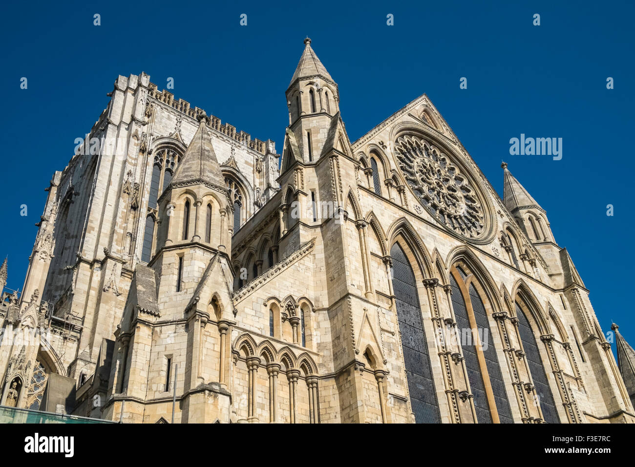 L'extérieur de la ville historique de York Minster (cathédrale et église métropolitaine de Saint Peter) Ville de York, North Yorkshire, England UK Banque D'Images