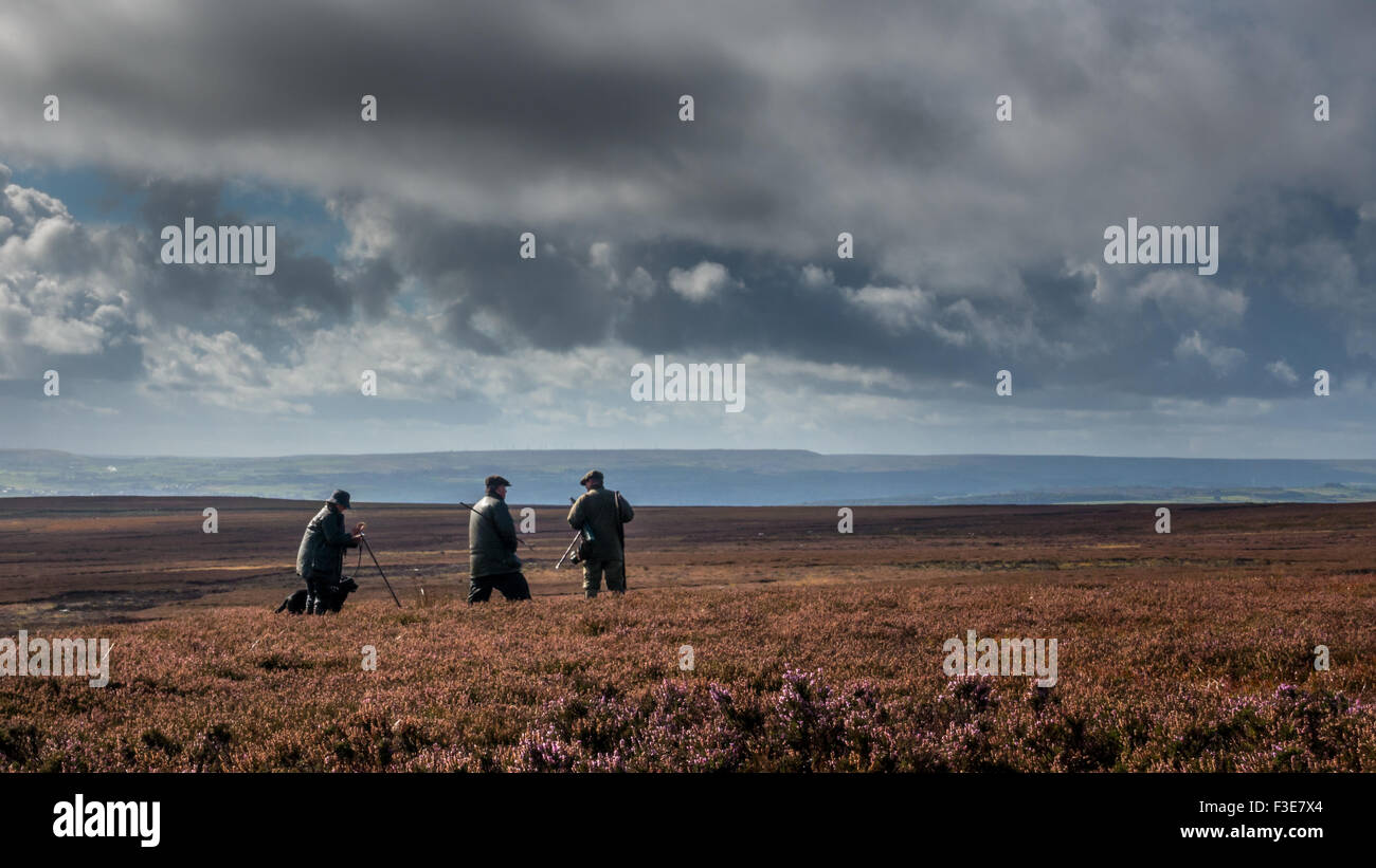 Les tireurs de tétras sur le point de commencer la chasse sur Burley Moor en campagne du Yorkshire après que le conseil a voté pour permettre la prise de vue controversés Banque D'Images