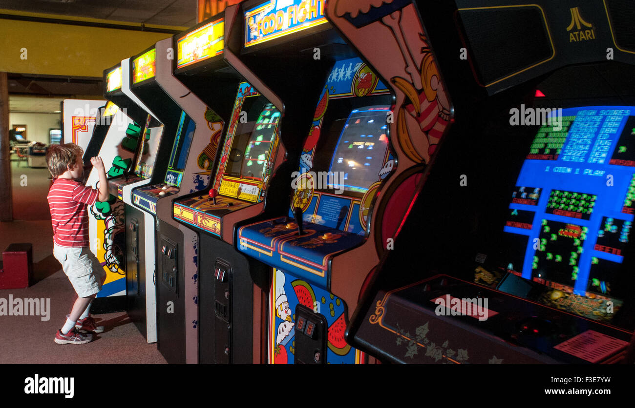 Un garçon célèbre d'avancer au niveau suivant sur un jeu vidéo à l'American Classic Arcade Museum à Laconia, New Hampshire. Banque D'Images