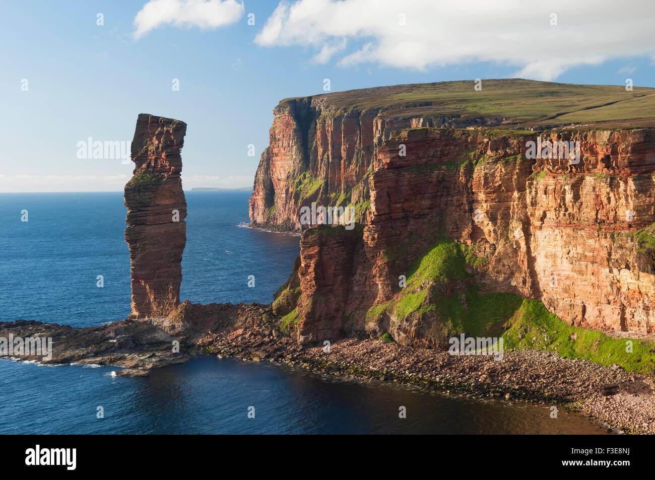 Le vieil homme de Hoy - célèbre pile la mer sur l'île de Hoy, îles Orcades, en Écosse. Banque D'Images