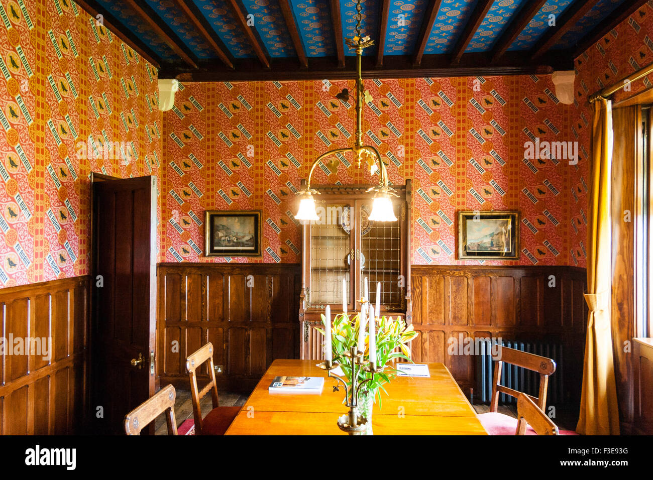 L'Angleterre, Ramsgate. La Grange, maison Conçue par Augustus Pugin. Salle à manger avec boiseries de descente, grande table à manger et chaises. Banque D'Images