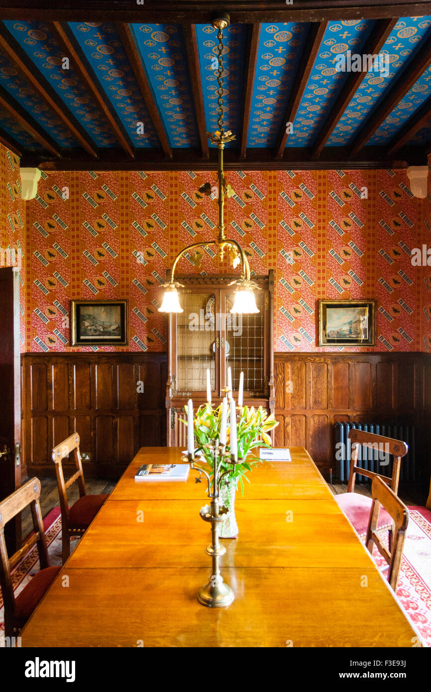 L'Angleterre, Ramsgate. La Grange, maison Conçue par Augustus Pugin. Salle à manger avec boiseries de descente, grande table à manger et chaises. Banque D'Images