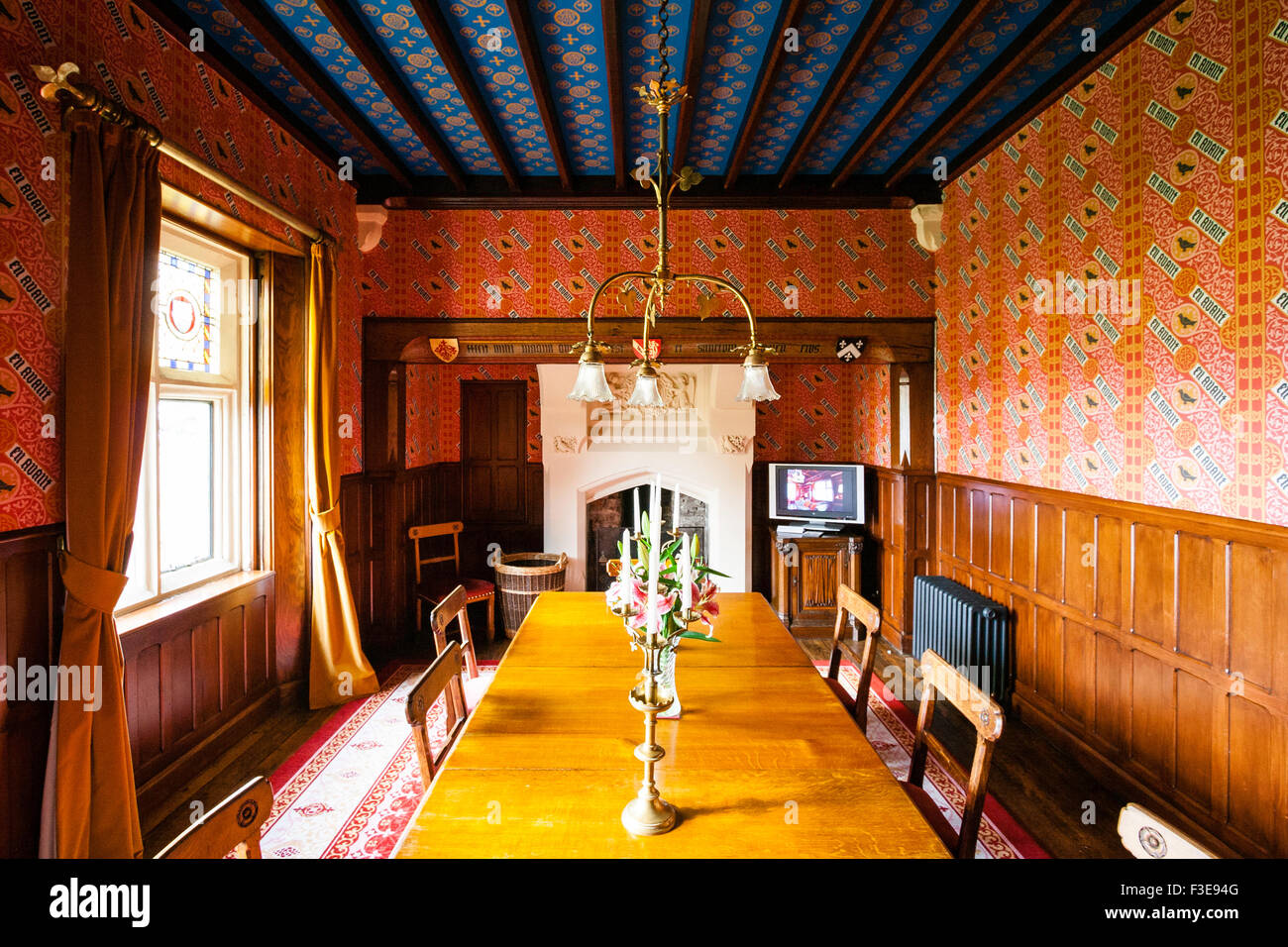 L'Angleterre, Ramsgate. La Grange, maison Conçue par Augustus Pugin. Salle à manger avec boiseries de descente, grande table à manger et chaises. Banque D'Images