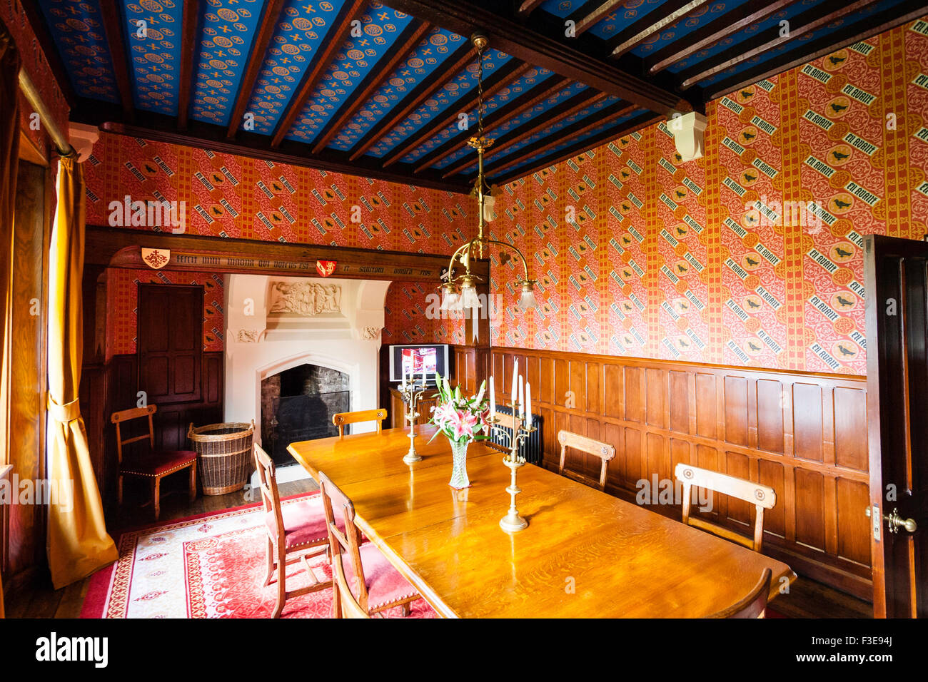 L'Angleterre, Ramsgate. La Grange, maison Conçue par Augustus Pugin. Salle à manger avec boiseries de descente, grande table à manger et chaises. Banque D'Images